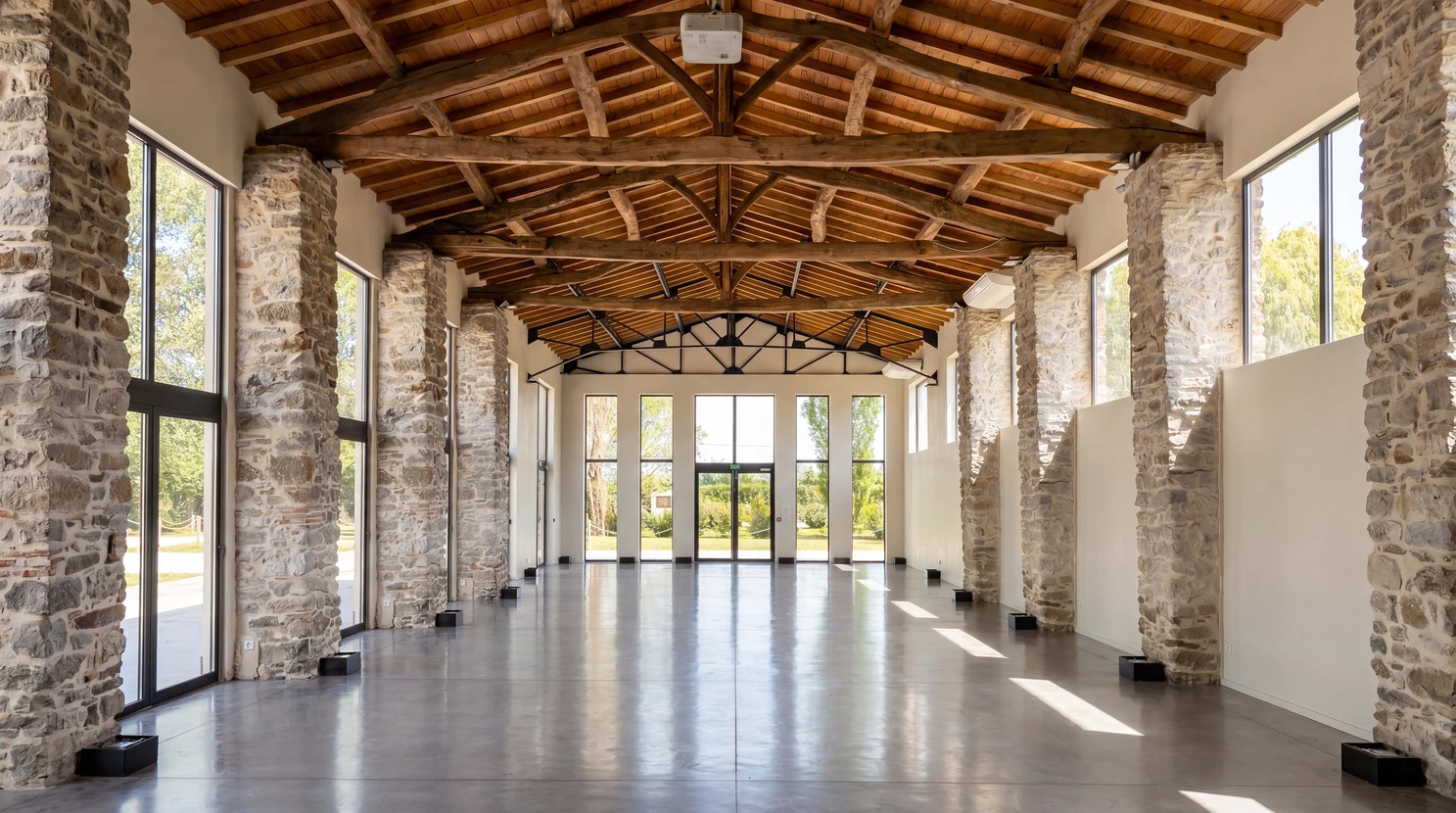 Vaste salle événementielle rénovée, vide, lumineuse