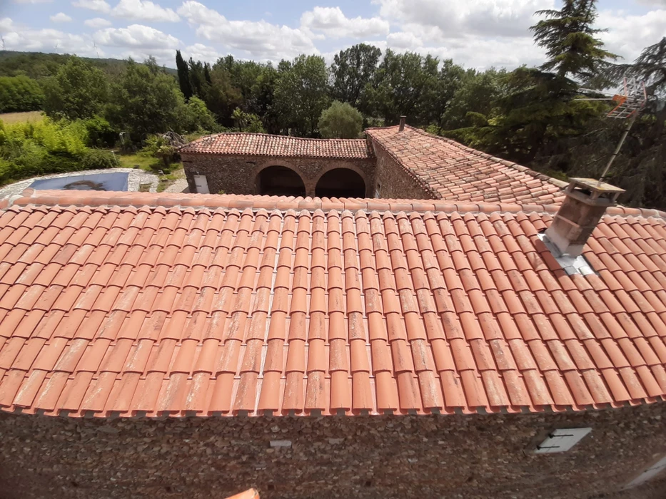 Toiture industrielle en cours de rénovation, vue aérienne extérieure, sans personnage