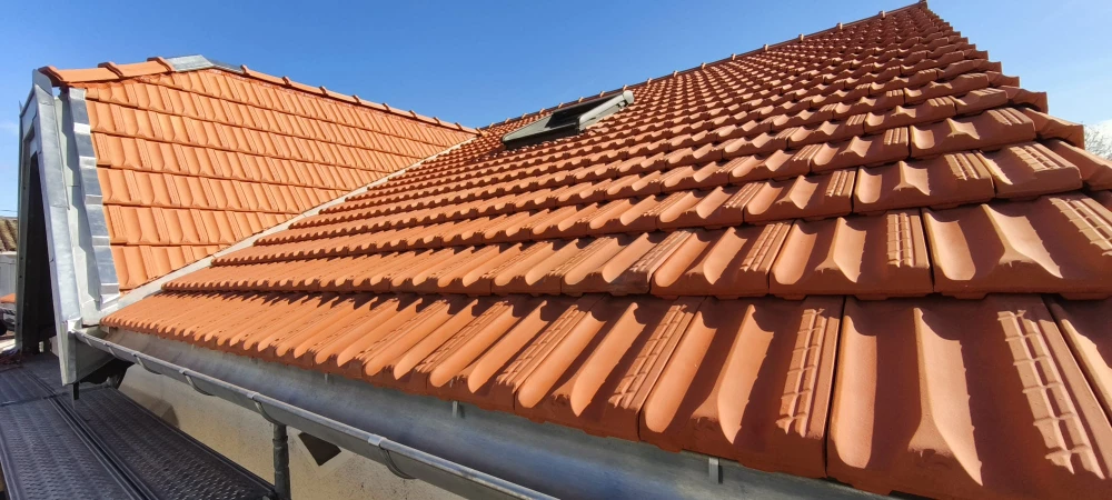 Espace de combles non aménagés, vide et lumineux grâce à une fenêtre de toit type Velux