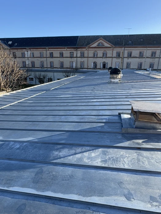 Chantier de construction résidentielle avec installation de gouttières en aluminium blanc