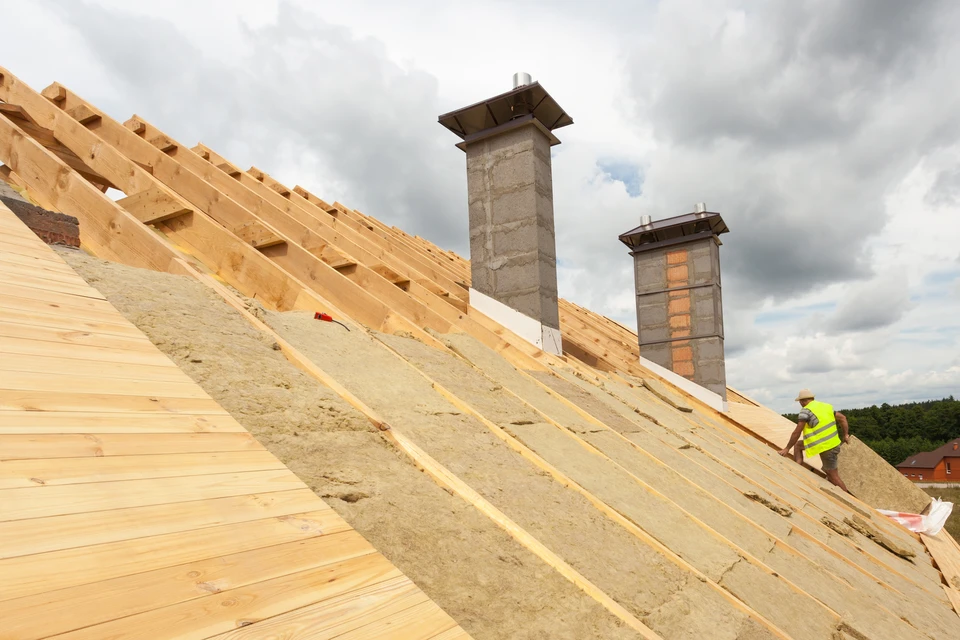 Chantier extérieur de rénovation énergétique d'un bâtiment avec pose d'isolation thermique par l'extérieur