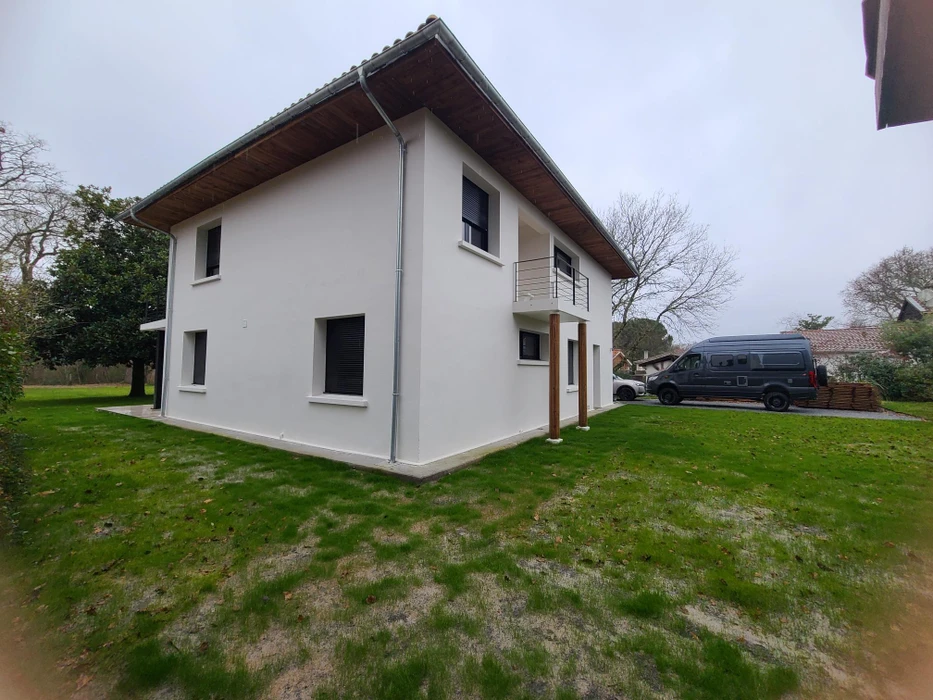 Façade d'un bâtiment moderne aux portes modernes