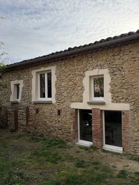 Façade en pierre naturelle apparente d'une maison rurale en cours de rénovation