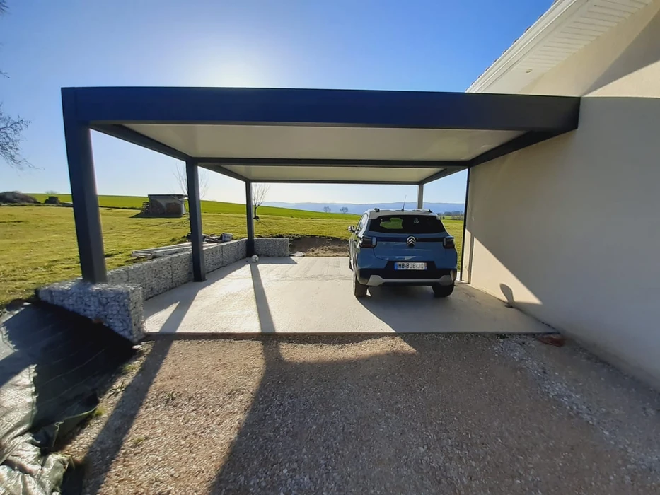 Pergola bioclimatique à lames orientables en aluminium blanc, structure anthracite, installée en terrasse couvrant un spa jacuzzi