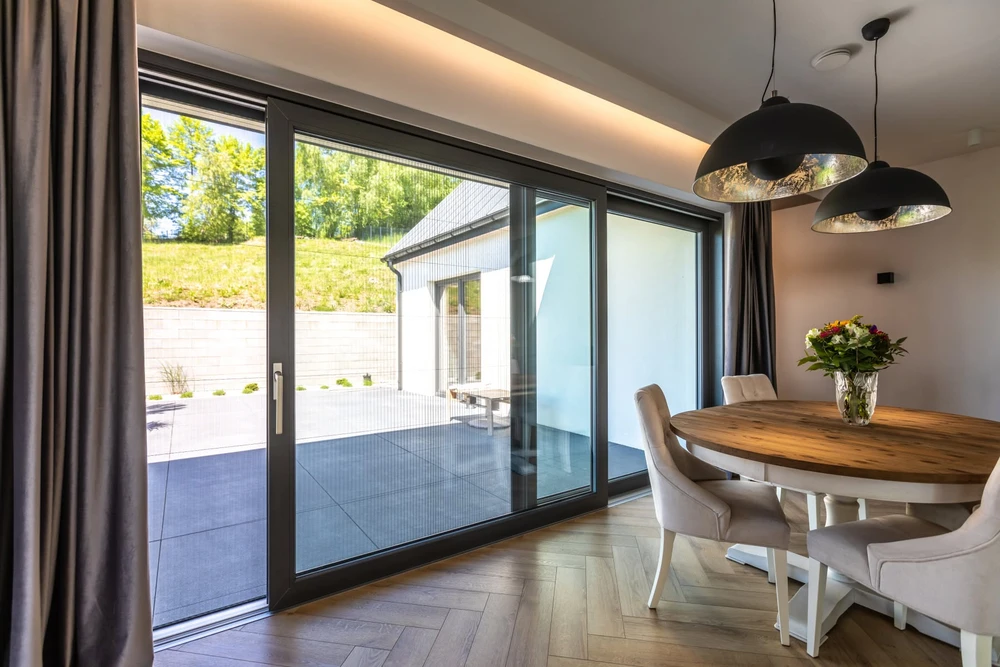 Façade extérieure d'une maison, fenêtre ouverte avec volets battants