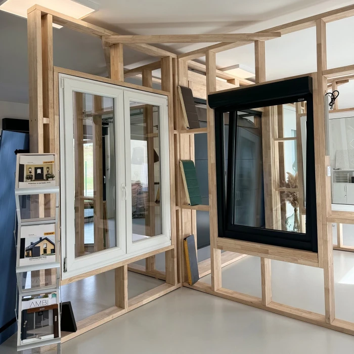 Façade extérieure d'une maison, fenêtre ouverte avec volets battants
