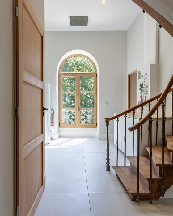 porte de façade en plastique pvc entrée européenne traditionnelle à une maison privée dans le centre-ville