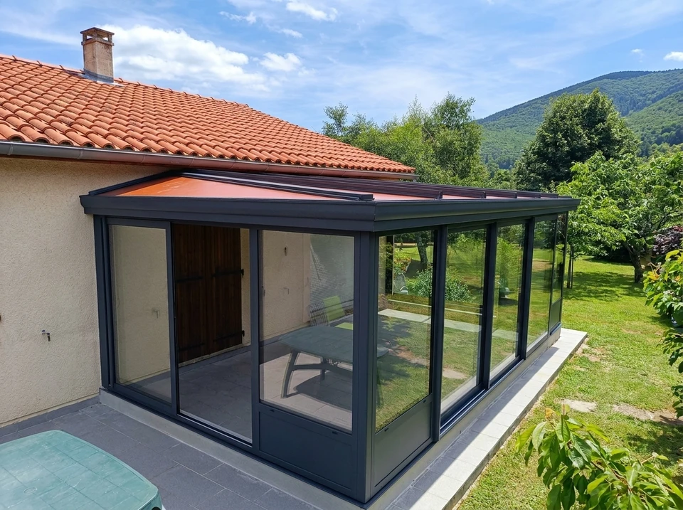 Intérieur résidentiel lumineux avec grandes baies vitrées à carreaux et porte-fenêtre double battant donnant sur terrasse extérieure